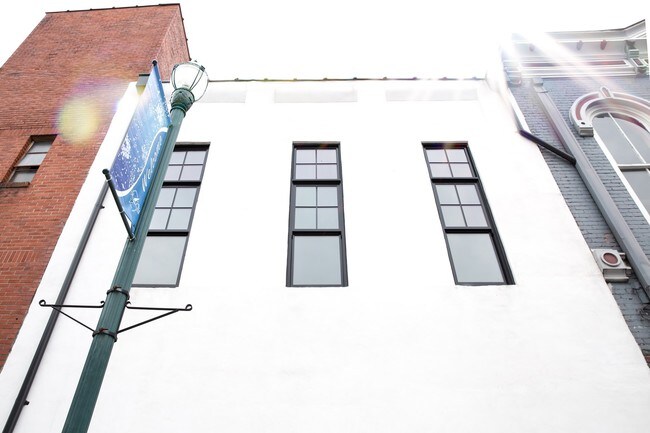 Building Photo - 116 E Market St