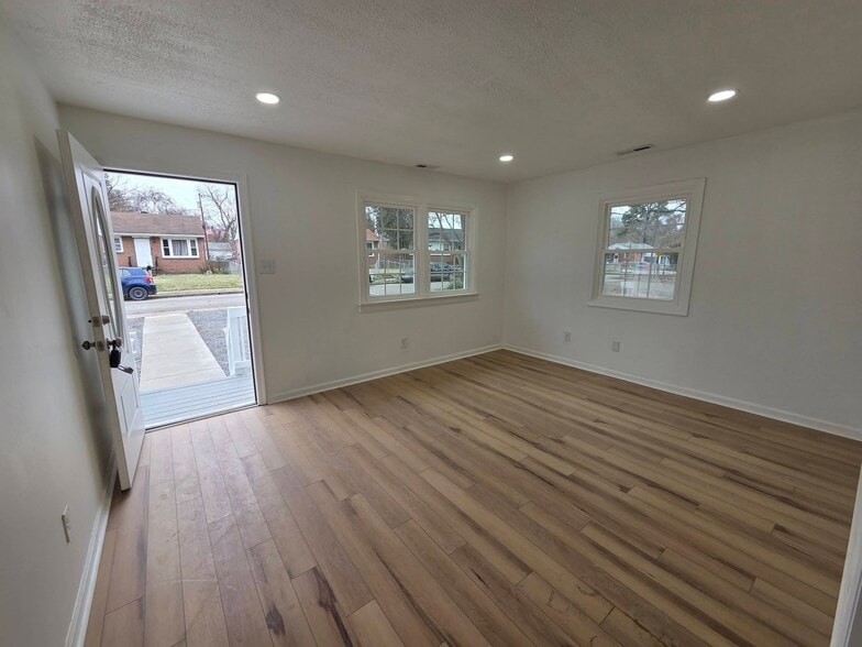 Building Photo - 5506 Campbell Ave