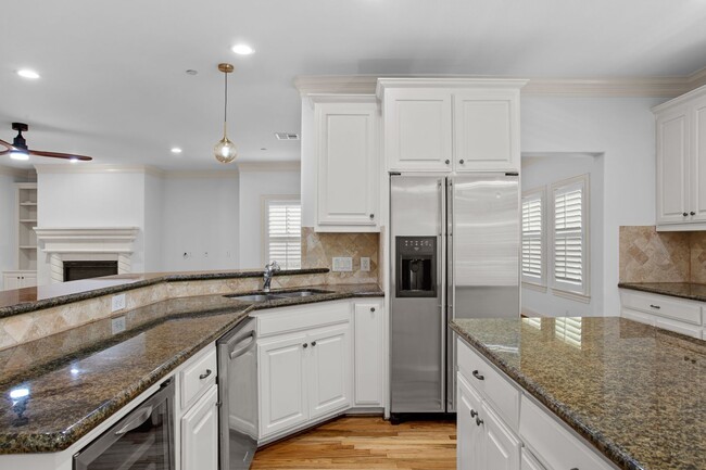 Building Photo - Luxury Highland Park Condo