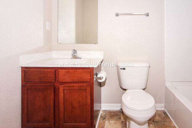 Building Photo - Perfect 3BR 2.5 BA Located Near All Necess...
