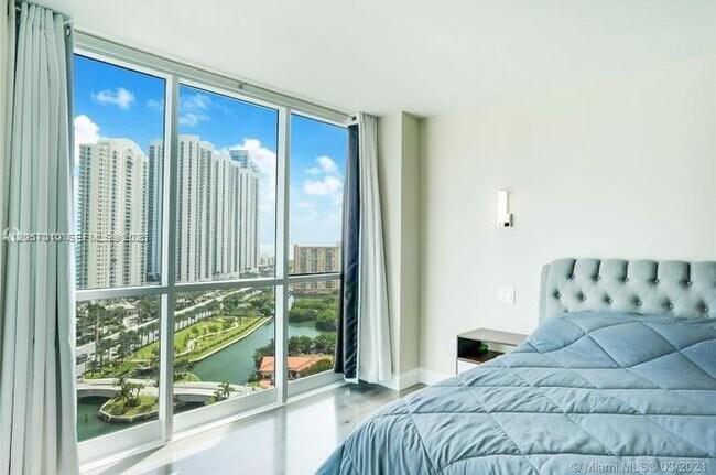 Building Photo - 16400 Collins Ave