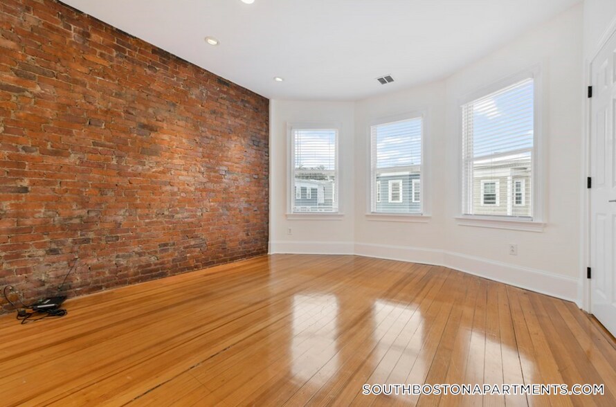 Building Photo - 467 E 8th St