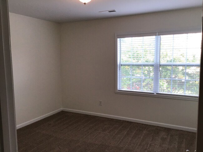 Building Photo - 2044 Longburn Dr