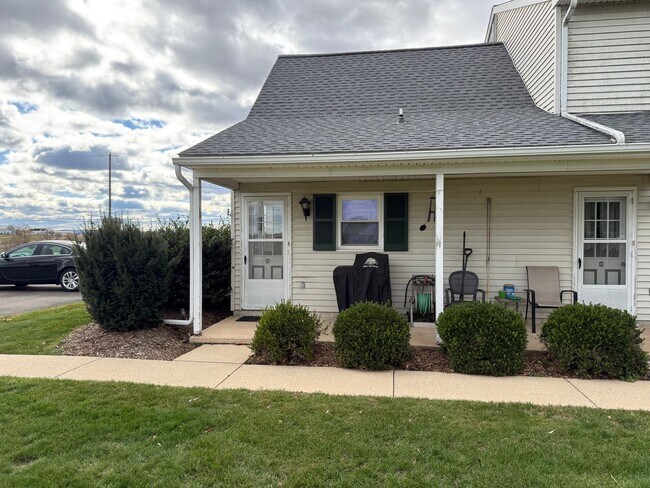 Building Photo - 3015 W Newport Rd