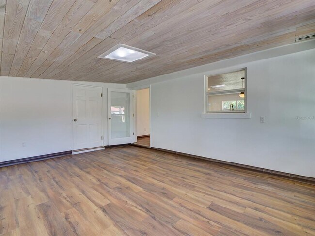 Building Photo - 305 Sunset Dr