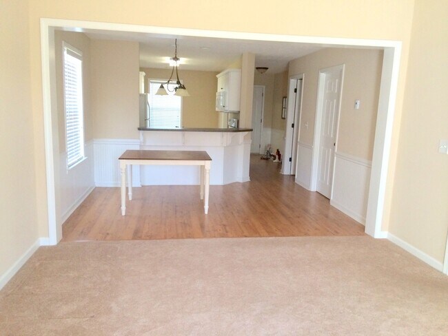 Building Photo - 221 Sunview Dr
