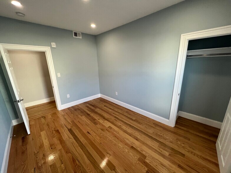 Building Photo - 371 Beacon St