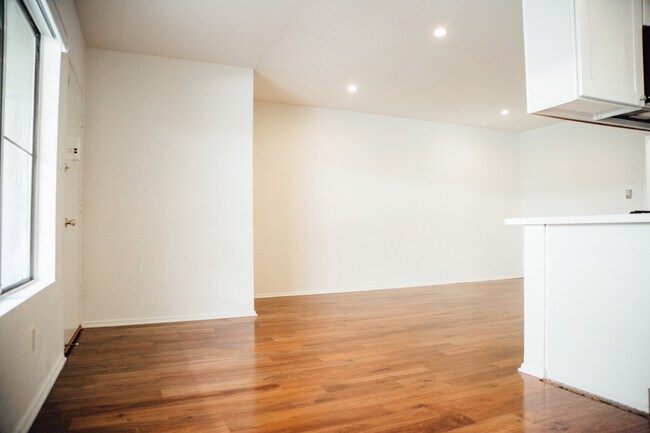 Building Photo - 420 Raymond Ave