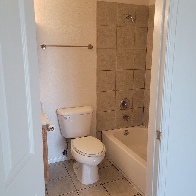 Building Photo - 3 Bed 2 bath upstairs unit