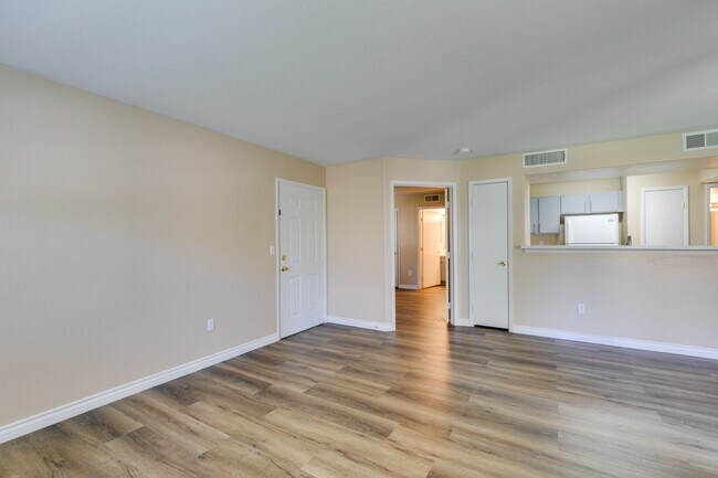 Building Photo - Beautiful 2Bed/2Bath First Floor Condo located in Silverado Ranch