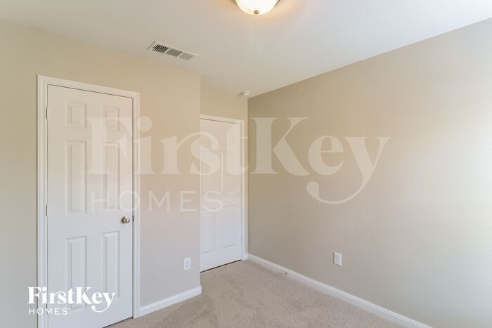 Building Photo - 325 Meadow Ridge Dr