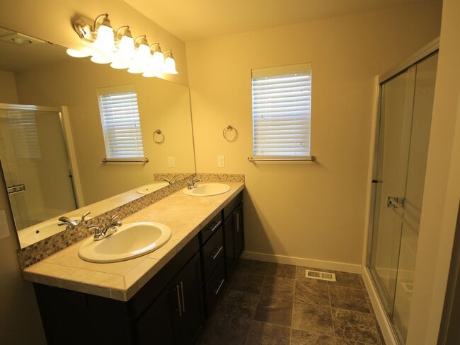 Building Photo - Beautiful Auburn Home You Will Not Want To...