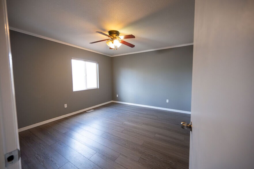 Building Photo - 350 Plowman Ct