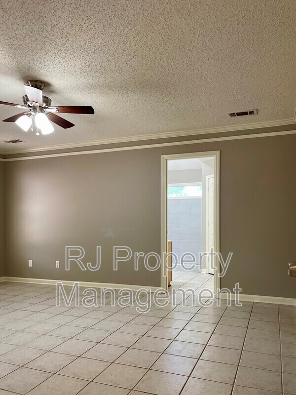 Building Photo - 4592 Tracy Lynn Dr
