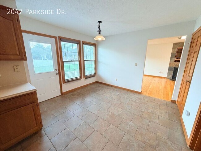 Building Photo - 2047 Parkside Dr