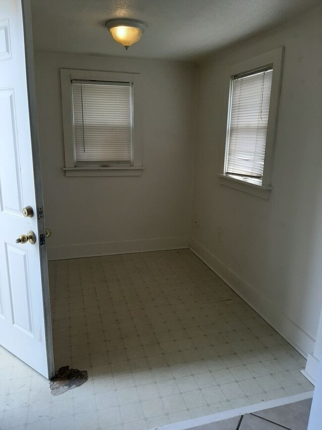 Building Photo - (2006 7th Avenue)