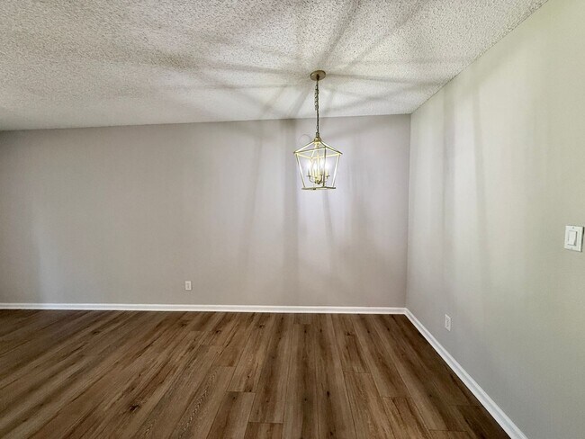 Building Photo - STRATFORD CONVENIENT 1/1 CONDO IN SEMINOLE...