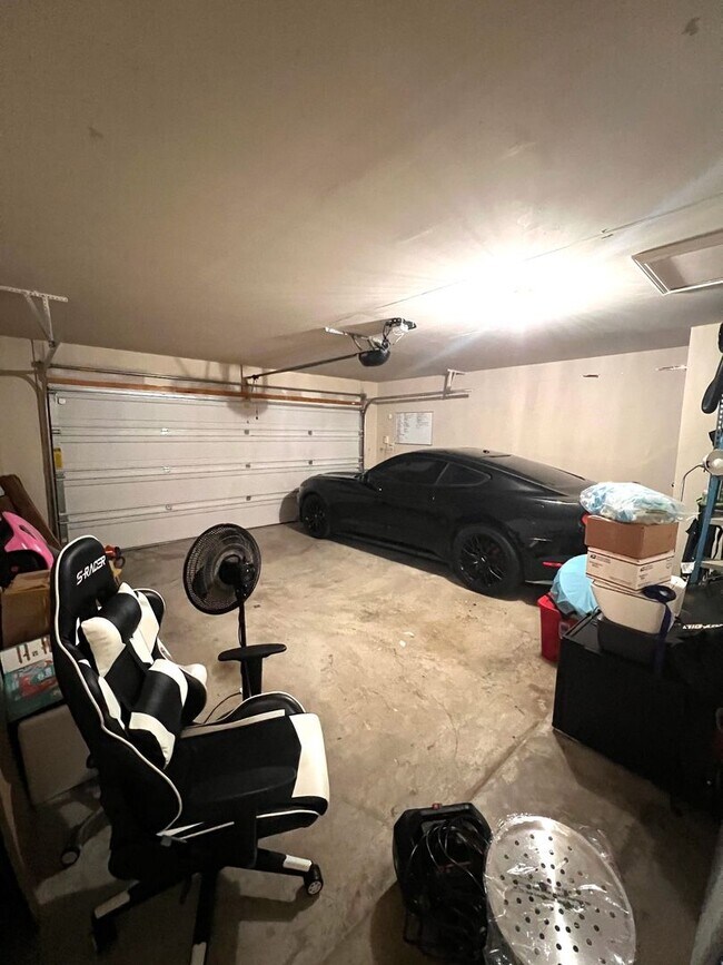Building Photo - 4 bedroom/2 bath/2 Car Garage - Beautiful ...
