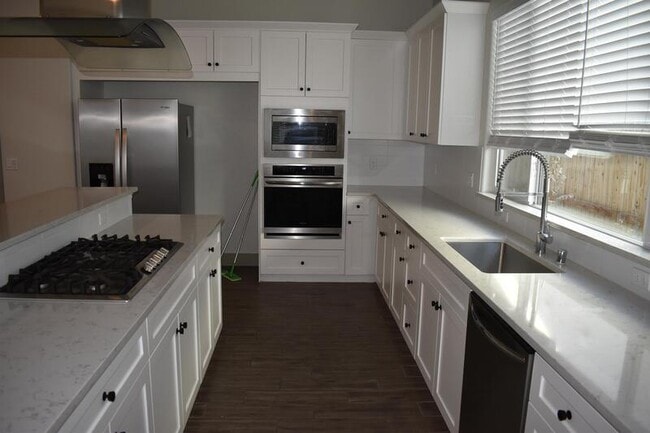 Building Photo - 2446 Bastidas Dr