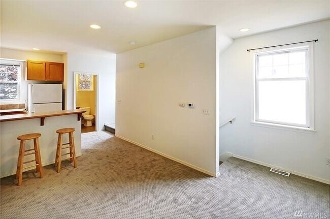 Building Photo - Great Crown Hill Townhouse Near Carkeek Pa...