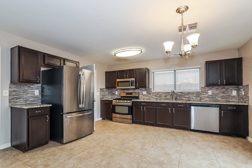 Building Photo - 2809 E Cherry Hills Dr