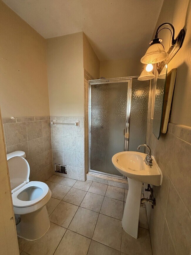 Building Photo - 99 Clinton St