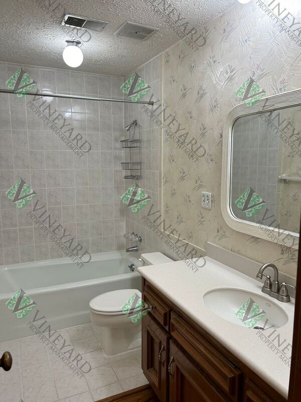 Building Photo - 115 Nesbit Ferry Pl