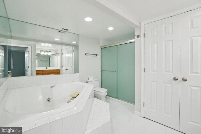 Building Photo - 1515 S Arlington Ridge Rd