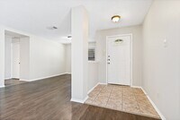 Building Photo - 3 bedroom / 2 bath home in Creekside subdivision