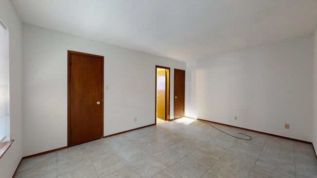 Building Photo - 909 Tepic Dr
