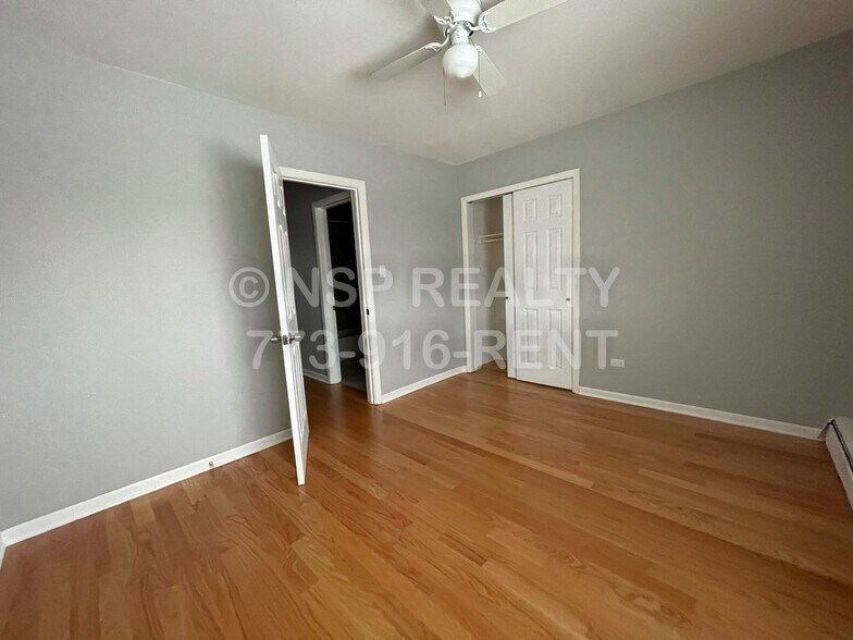 Building Photo - 8504 Waukegan Rd