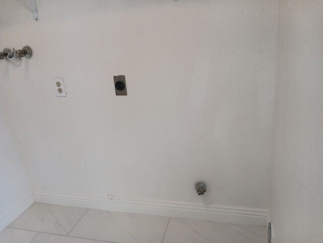 Building Photo - Stylish and Pet-Friendly 3-Bedroom Home in...