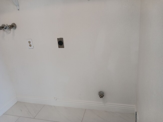 Building Photo - Stylish, Secure, and Pet-Friendly 3-Bedroo...