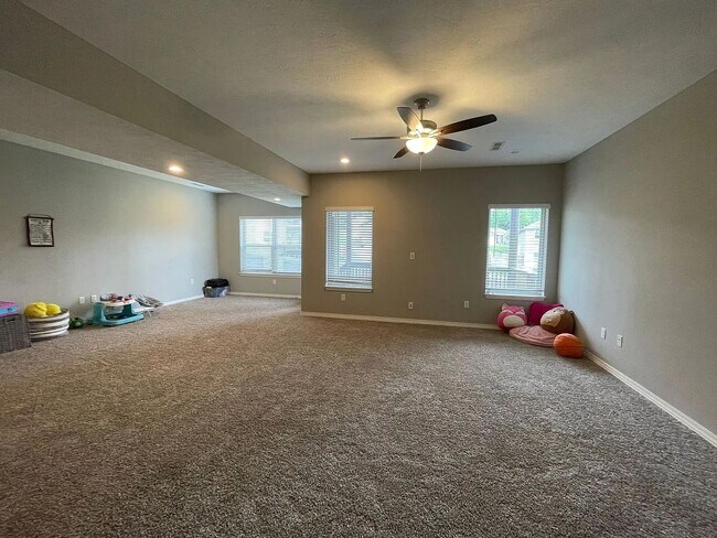 Building Photo - SPACIOUS OZARK HOME AVAILABLE AT A GREAT P...