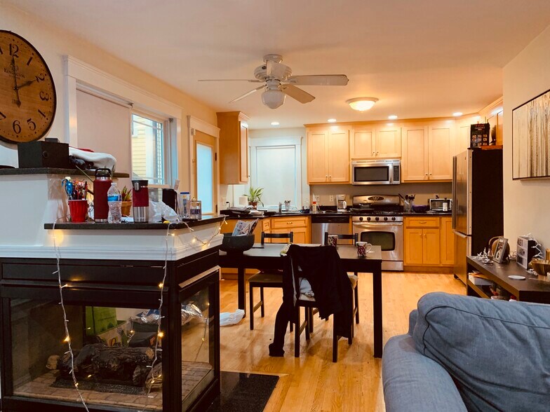 Building Photo - 27 Iroquois St