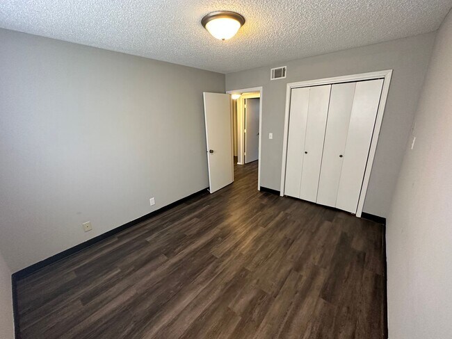 Building Photo - 2 bedoom 1 bath