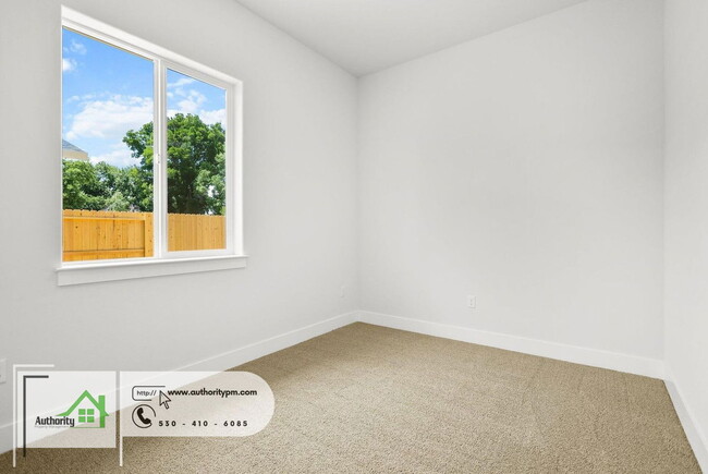 Building Photo - 2864 River Dr