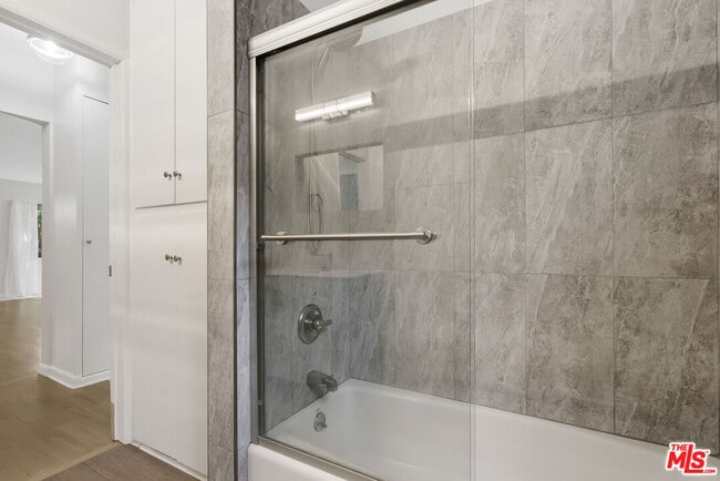 Building Photo - 2488 Beachwood Dr