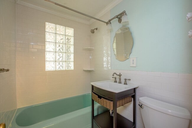 Building Photo - Charming 3 bedroom/2 bathroom Single Family Home!