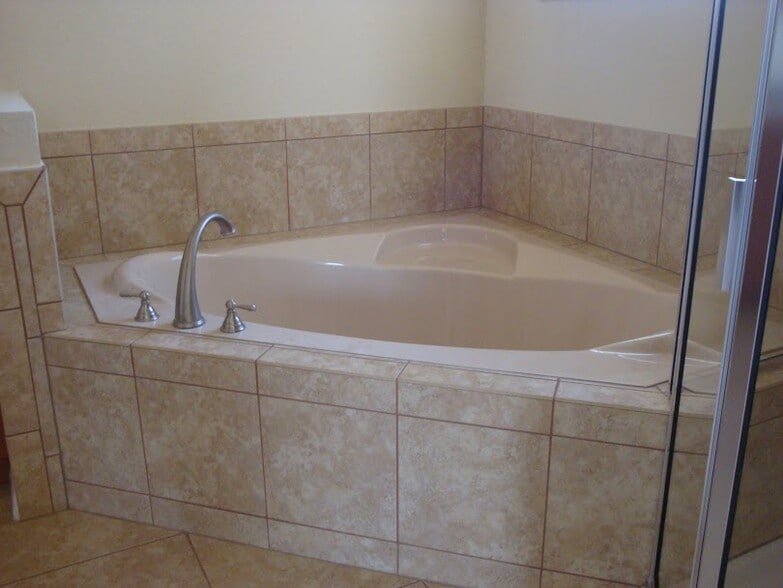 Building Photo - 1250 Clove Dr
