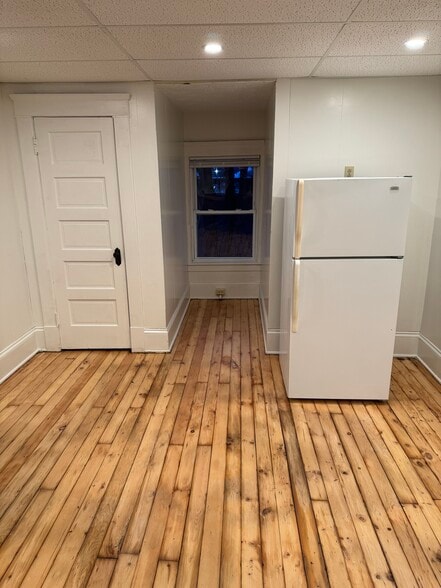 Dining area - 208 S Arch St