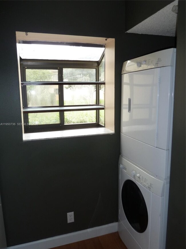 Building Photo - 300 Gardens Dr