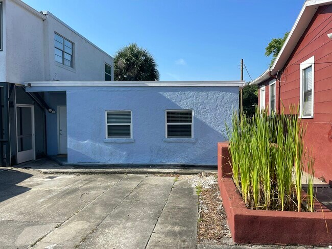 Building Photo - 1316 E Gore St