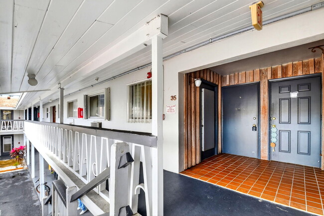 Building Photo - 510 Lake Shore Dr