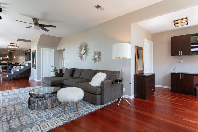 Building Photo - 1530 N Throop St