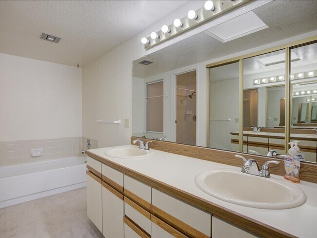 Building Photo - Near the Rillito Walk Path - 3 Bed, 2 Bath with Community Pool!