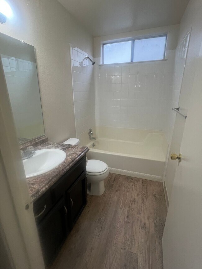 Building Photo - 1040 E Donna Dr