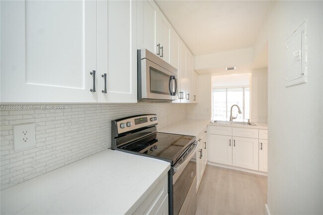 Building Photo - 9210 Fontainebleau Blvd
