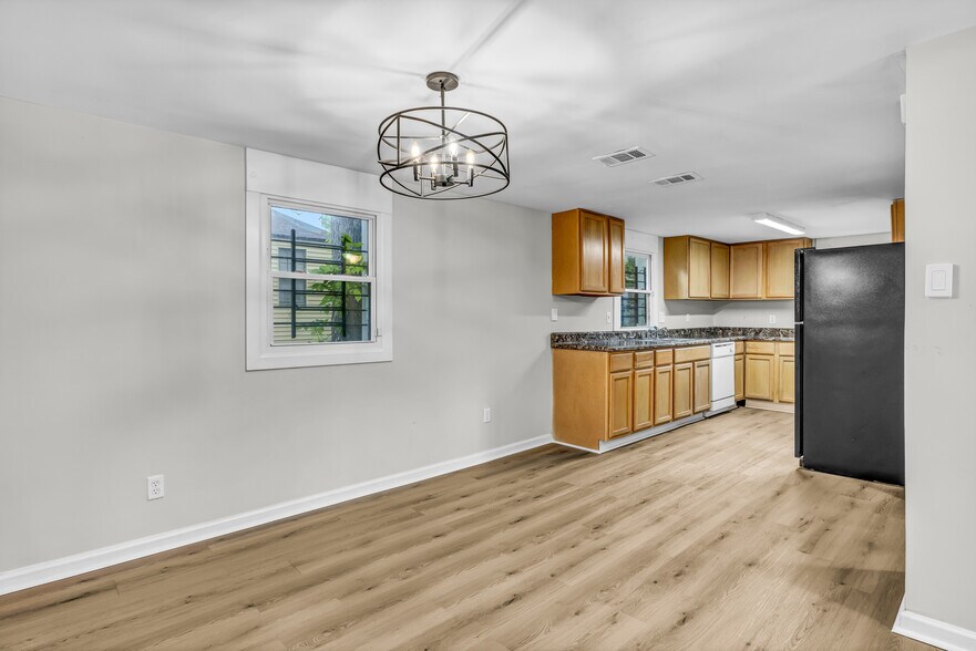 Seamless flow from kitchen to eating area is great for family living - 844 E 37th St