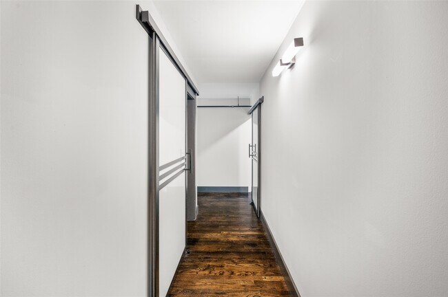 Building Photo - 1025 S Shepherd Dr